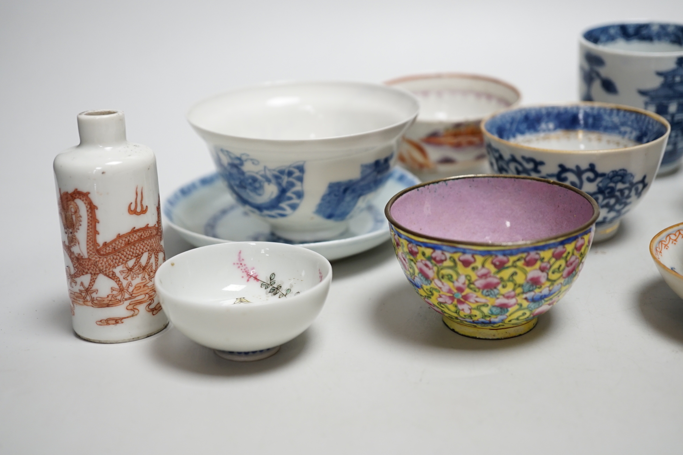 A group of Chinese wares including tea bowls, Nanking cargo bowl / saucers and a miniature bottle vase, 18th-20th century, vase 8cm high (15)